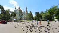 9995-Parkidylle vor Russisch-Orthodoxer Kirche in Almaty