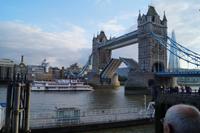 Die Tower Bridge öffnet sich, um ein Schiff durchfahren zu lassen