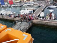 Den Hafen von Bardolino vom Schiff aus gesehen.