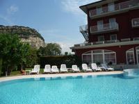 Noch leere Liegen am Pool unseres Hotels, aber bald ...