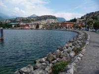 Im Hintergrund die Brentadolomiten und davor Torbole am Gardasee  -  eine Perle.