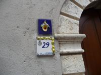 Keramiklimonen an Hauseingängen in Limone.