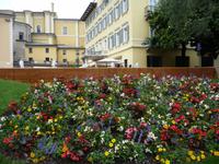 Blumenpracht vor dem Grandhotel in Riva am Gardasee.