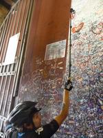 Abenteuerliche Verrenkungen um ein noch freies Plätzchen für die Botschaft...