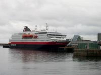 Hurtigrutenschiff in Svolvaer