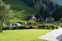 Der Kinderspielplatz neben dem Hotel