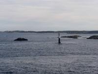 13.06.15: Wie klein wirkt ein Leuchtturm vor Göteborg, ... von einem riesigen Fährschiff aus?