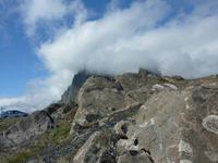 Wolkenverhüllte Bergwelt am Ostfjord