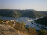 Blick von der Burgruine auf den Hafen von Skradin