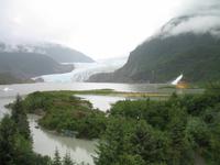 Spaziergang des Nugget Falls Trails zum Wasserfall beim Mendenhall-Gletscher