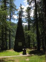 Steinpyramide als Mahnmal gegen Kriege auf dem Friedhof 