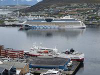 Die AIDAluna und ein Schiff der Hurtigruten in der Bucht von Hammerfest
