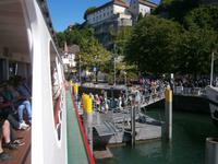 Meersburg, Viele Gäste besteigen das Schiff zur Insel Mainau
