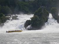 Ein Schiff bei der Anfahrt zum Mittelfelsen