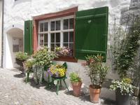 Blumen vor alten Hauseingängen