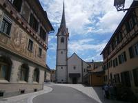 Die Kirche von Stein, links eine Seite des Rathauses