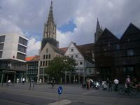 Moderne Bebauung um das Münster herum