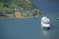 AIDAsol auf Reede im Geirangerfjord, Norwegen