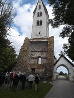 Kirche von Gothem mit vorgelagerter Kastale