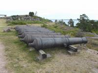 russische Kanonen am Turm von Prästö