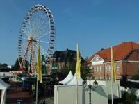 Vor unserem Hotel feiern die Wittmunder den 