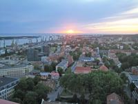 Die Sonne geht schlafen, wo das Kurische Haff in die Ostsee fließt. 