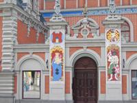 am Eingang zum Schwarzhäupterhaus 