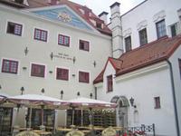 Historische Gebäude laden zum Restaurantbesuch ein.  