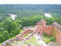Die Burg liegt nahe am mächtigen Fluss. 