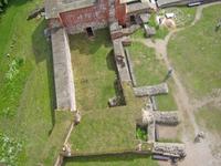 Burgmauer mit Teilen der alten Gebäude 