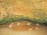 Überall sind Inschriften im Stein. 