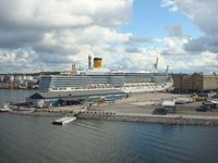 Ein Kreuzfahrtschiff im Hafen von Stockholm