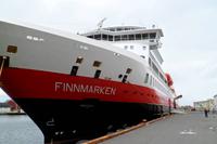 ein hochmodernes Hurtigrutenschiff 