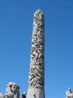 Monolith mit Skulpturen 