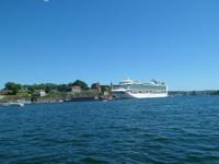 Kreuzfahrtschiff vor der Festung Akershus