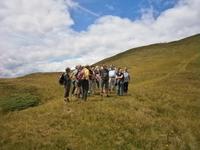 Gruppe  und Reiseleiter.