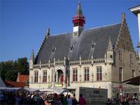 Reges Treiben vor dem Rathaus in Damme