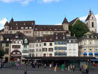 Basel-Stadtführung-ehemalige Chorherrenstift St.Leonhard im Hintergrund