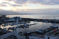 Blick auf den Hafen von Ponta Delgada am Morgen