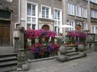 Blumenschmuck an den Beischlägen in einer Seitenstraße von Gdansk