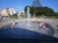 Kinder erfreuen sich an der Fontäne