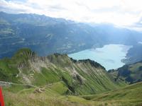 Blick auf die Strecke der Rothornbahn und den Brienzersee