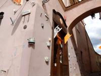 kleines Geschäft für Porzellanwaren mit lustigen Fassadenverziehrungen