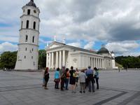 Die Gruppe vor der Stanislaw Kathedrale mit Wachturm