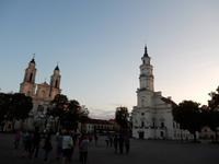 Domplatz in Kaunas mit der Eberhardt-Reisegruppe