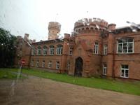 Grundschule bei Regen