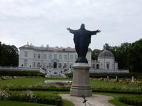 Schlosshof Palanga mit Jesus Statue