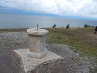 Sonnenuhr in Panga vor der Steilküste