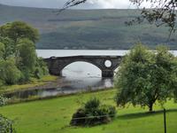 Blick vom Inverary Castle auf  alte Steinbrücke