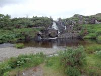 am kleinen Wasserfall